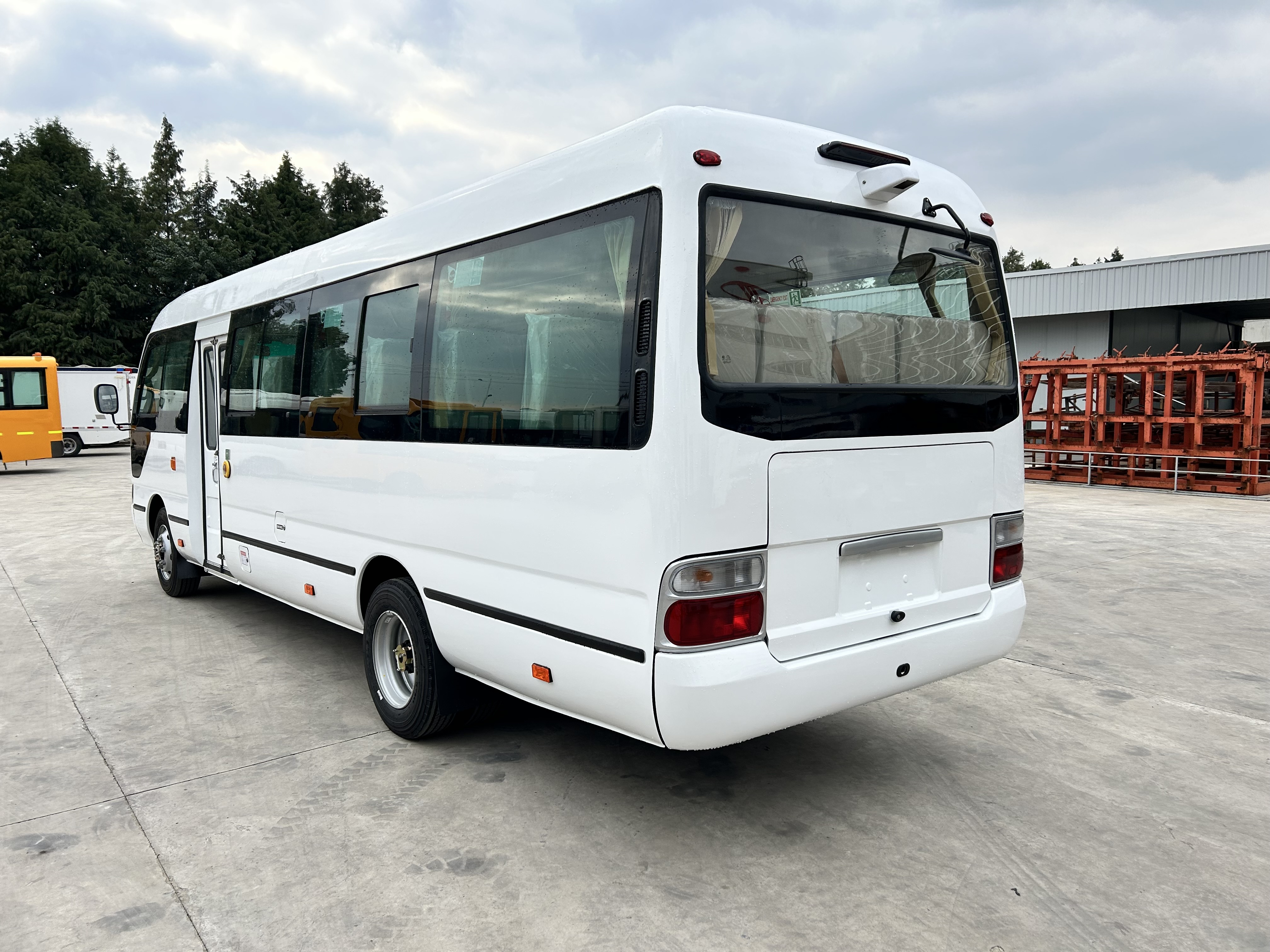 China RHD Coaster Cummins Diesel Engine 31seats Bus