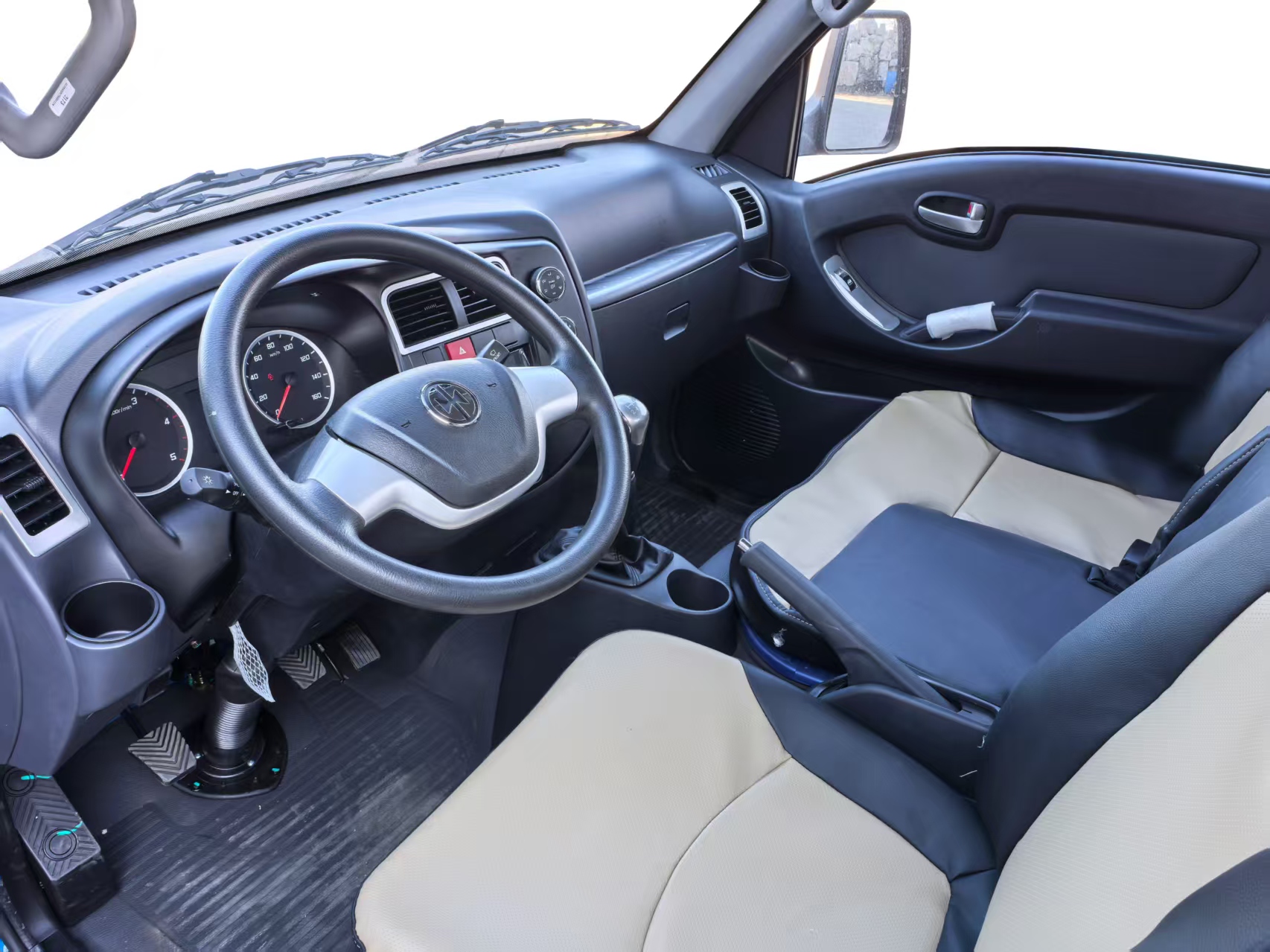 CHENXU 2.5tons diesel light cargo truck with ISUZU 2.8L engine