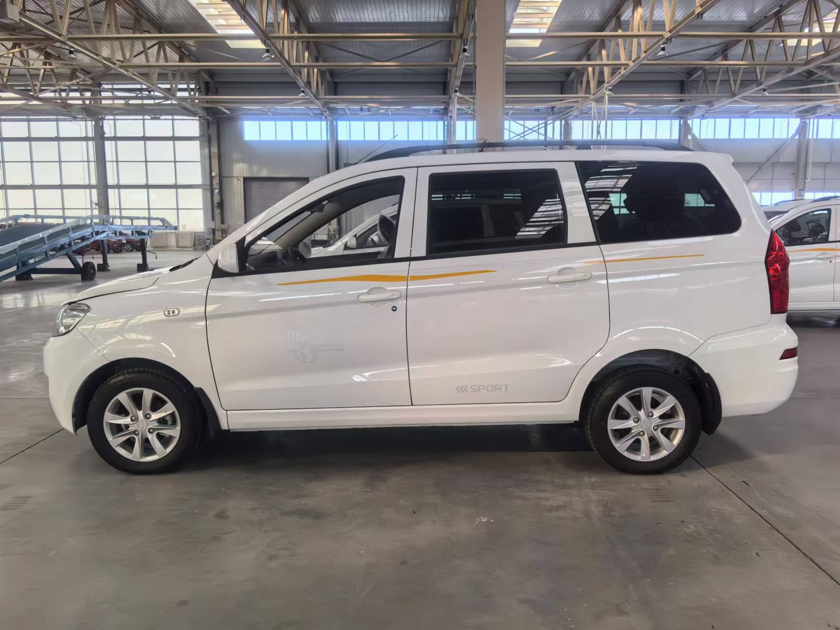 8passengers 1.5L gasoline engine MPV